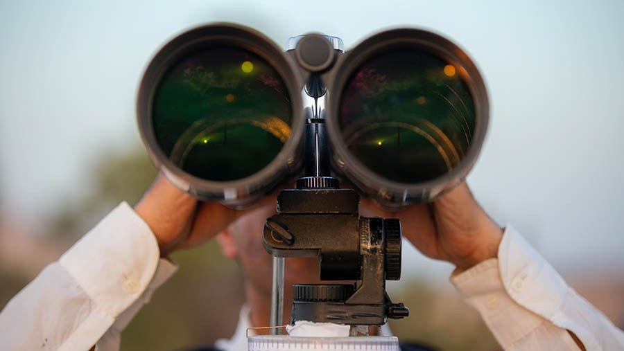 Ilustrasi pemantauan hilal penentuan awal Ramadan. (Photo by mostafa meraji on Unsplash)