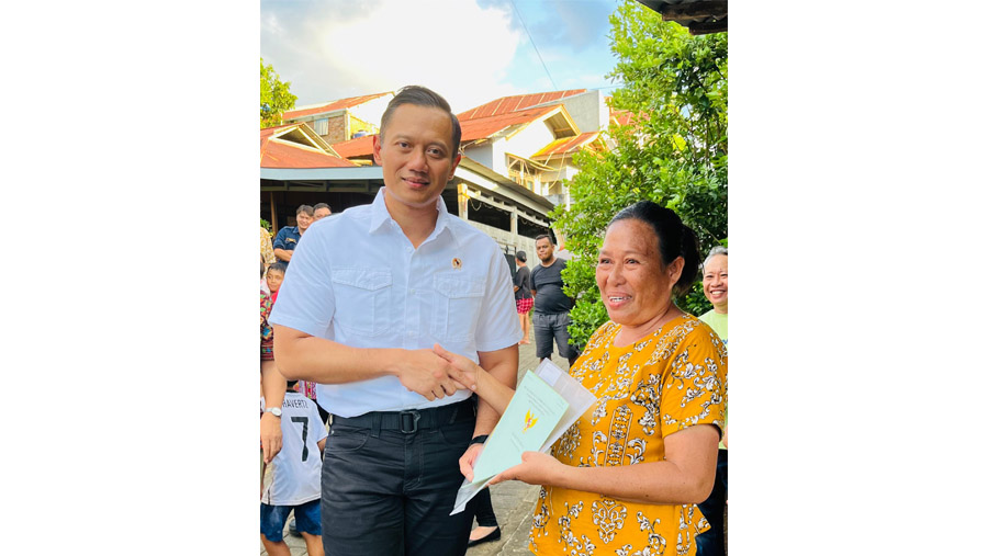 Menteri ATR/BPN, Agus Harimurti Yudhoyono (AHY) menyerahkan sertipikat tanah di Manado, Kamis (22/02/2024). (Dok Kementerian ATR/BPN)
