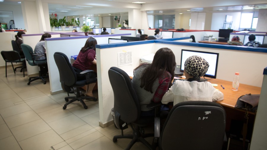 Ilustrasi Pekerja Backoffice di sektor fintech dan perbankan.