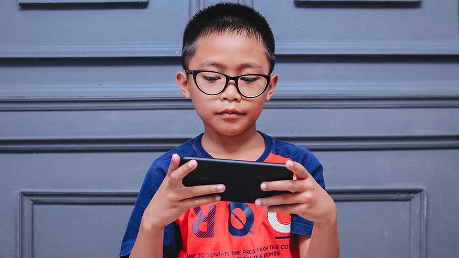 Ilustrasi Anak dengan Gadget.